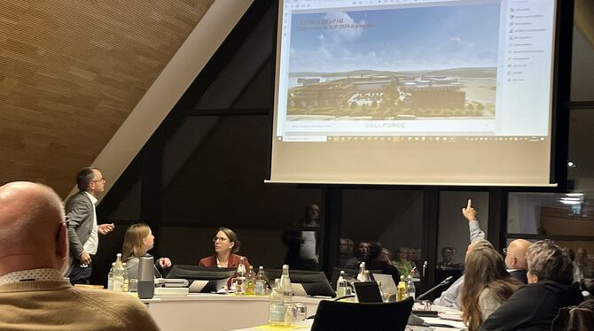 So soll die Cellforce-Batteriefabrik im Gebiet Mahden künftig aussehen, wie Geschäftsführer Dr. Markus Gräf und Architekt Peter