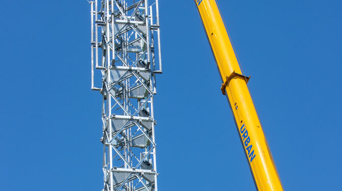 Monteure errichten einen 40 Meter hohen Funkturm für den Ausbau des 450-Megahertz-Netzes in einem Umspannwerk an der Autobahn A