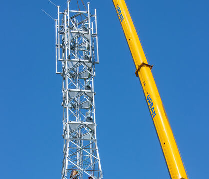 Monteure errichten einen 40 Meter hohen Funkturm für den Ausbau des 450-Megahertz-Netzes in einem Umspannwerk an der Autobahn A 