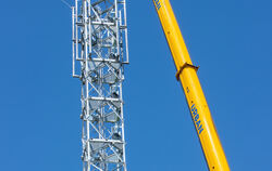 Monteure errichten einen 40 Meter hohen Funkturm für den Ausbau des 450-Megahertz-Netzes in einem Umspannwerk an der Autobahn A 