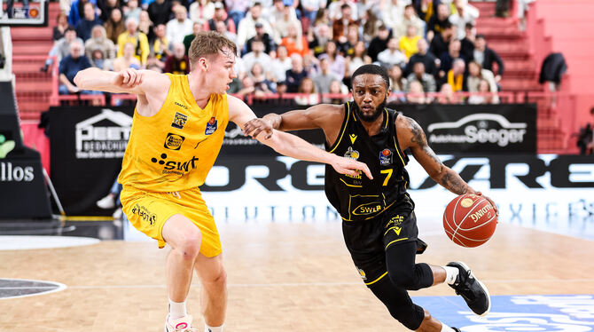 Dreht im zweiten Viertel mit acht Punkten auf: Ludwigsburgs Desure Buie (rechts), der hier von Tübingens Timo Lanmüller nicht ge