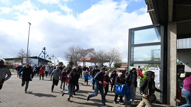 Gerne nehmen: Ansturm kurz nach der Öffnung des Warentauschtages.