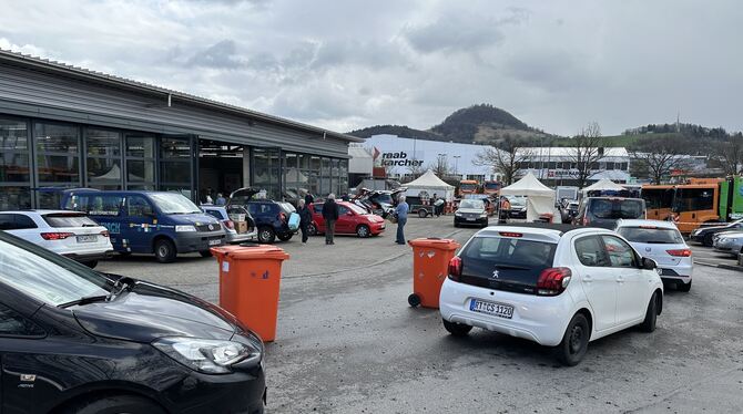 Gerne geben: Warten bei der Warenabgabe.