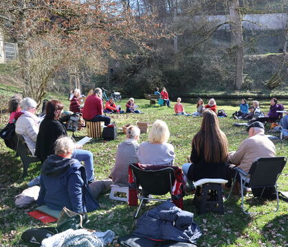Etwa 40 Menschen versammelten sich an der Lauterquelle in Offenhausen, um gemeinsam zu singen.