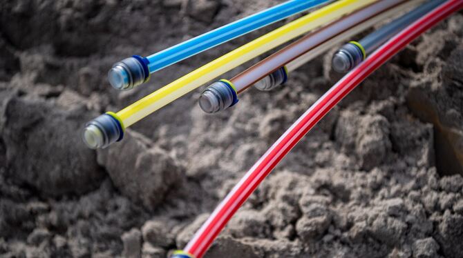 Anders als die OEW Breitband GmbH sorgt Unsere Grüne Glasfaser in Dettingen für flächendeckenden Breitbandausbau.