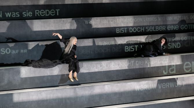 Michaela Schuster als Klytämnestra (links) und Elza van den Heever als Chrysothemis in der Oper »Elektra« bei den Osterfestspiel