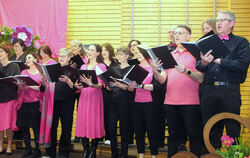 Die Sängerinnen und Sänger des Frauenchors »Cantas« des TSV Holzelfingen boten eine äußerst harmonische Gesangsdarbietung.  FOTO