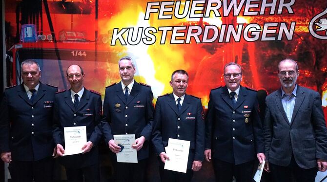 Kommandant Frank Otto (links) und Bürgermeister Jürgen Soltau (rechts) ehrten langjährige Feuerwehrleute: Oliver Braun und Joche