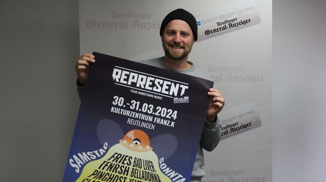 Organisator Florian Failenschmid mit dem Festivalplakat in der GEA-Redaktion.
