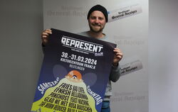 Organisator Florian Failenschmid mit dem Festivalplakat in der GEA-Redaktion.