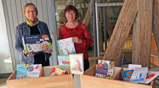 Gabriele Blum-Eisenhardt (links) und Ulla Krämer stellen das mobile Bücherregal vor.