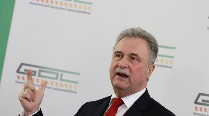 Claus Weselsky, Vorsitzender der Gewerkschaft Deutscher Lokomotivführer (GDL), spricht mit Journalisten bei einer Pressekonfere
