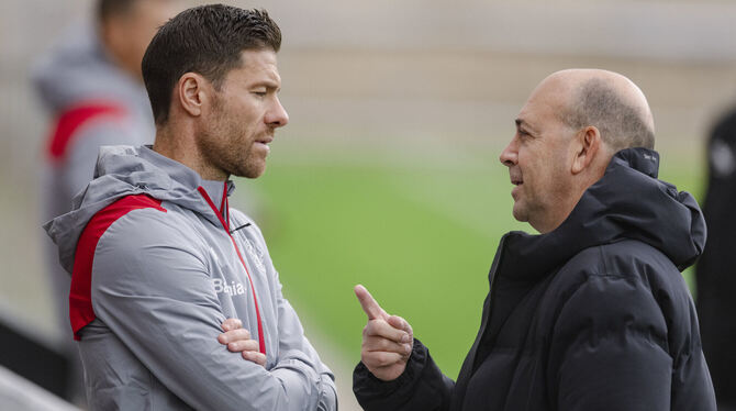 Fernando Carro (rechts) ist einer der erfolgreichsten Unternehmenslenker in der deutschen Fußball-Industrie. Hier spricht er mit Fernando Carro (rechts) ist einer der erfolgreichsten Unternehmenslenker in der deutschen Fußball-Industrie. Hier spricht er mit
