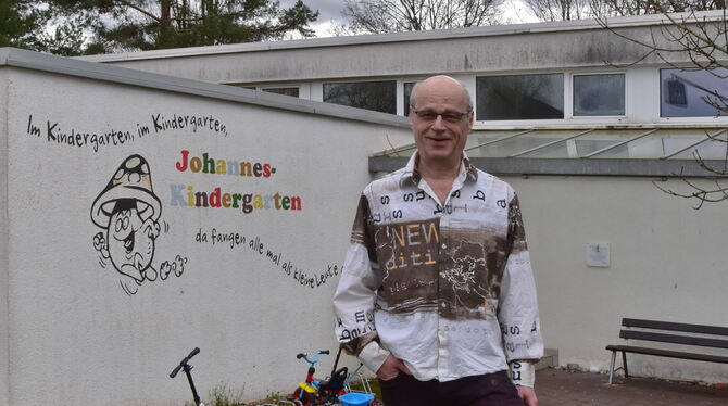 Wilfried Kriese vor seinem ehemaligen Kindergarten in Bästenhardt. Jetzt hat der vormals Sprach- und Lernbehinderte seine Autobi