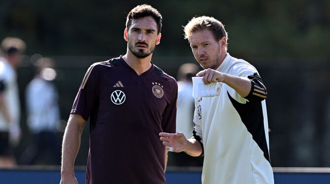Bundestrainer Julian Nagelsmann (rechts) hat bereits eine EM-Vorentscheidung getroffen: Nach jetzigem Stand ist Mats Hummel (lin