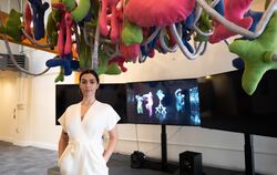 Bahar Gözmener in ihrer dreitägigen Videoinstallationsausstellung "The Bellybutton of the World" in der 518 Valencia Gallery in 