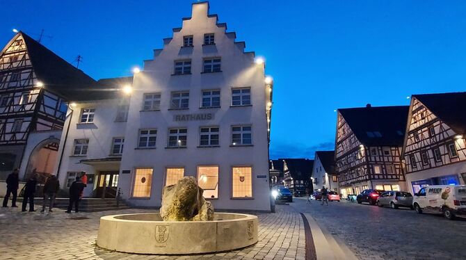 Blaue Stunde in Trochtelfingen: Der Gemeinderat hat an diesem Frühlingsabend den Haushalt für 2024 beschlossen.  FOTO: FISCHER