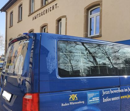 Der Angeklagte wurde aus der Justizvollzugsanstalt Rottenburg zum Gerichtstermin nach Münsingen gebracht.  FOTO: LENK