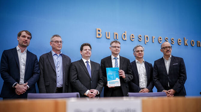 Wirtschaftsforschungsinstitute geben Gemeinschaftsdiagnose bekannt (von links): Timm Bönke, Deutsches Institut für Wirtschaftsf