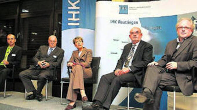 IHK-Podium zum Thema »Stadt und Handel« mit Rainer Weith, Peter Voss, Moderatorin Jacqueline Stuhler, Lovro Mandac und Jens Imorde (von links).
FOTO: TRINKHAUS IHK-Podium zum Thema »Stadt und Handel« mit Rainer Weith, Peter Voss, Moderatorin Jacqueline Stuhler, Lovro Mandac und Jens Imorde (von links).
FOTO: TRINKHAUS