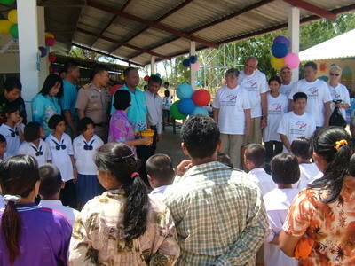 Feierliche Eöffnung der wiederaufgebauten Schulkantine in Tablamu mit allen Kindern, Lehrern und deutschen Gästen.
FOTO: PR