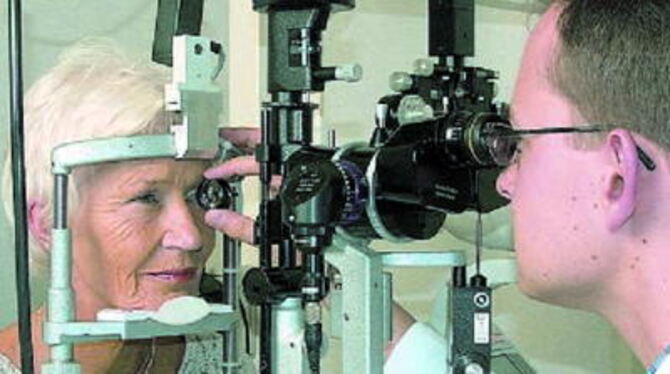 Wichtig für Patienten mit altersbedingter Makuladegeneration: die regelmäßige Untersuchung der Netzhaut durch den Augenarzt.
FOTO: PR