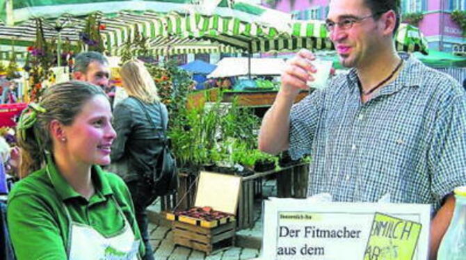 Schauen, testen, kaufen: Am Marktstand von Sandra Gogel gab's Milch von glücklichen Stuten.
FOTO: WEBER