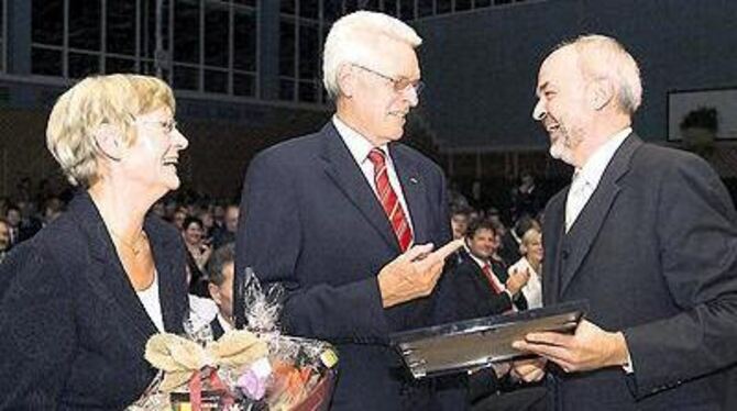 Landrat Thomas Reumann (rechts) und Otwin Brucker (hier mit seiner Frau Heide) stehen sich beim Austauschen von kleinen »Liebenswürdigkeiten« in nichts nach.
FOTO: TRINKHAUS