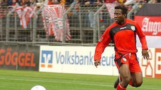 Auf diesem Foto trägt er noch das SSV-Trikot, mittlerweile ist er bei den Stuttgarter Kickers mit einem Vertrag bis 2010 ausgestattet worden: Bashiru Gambo. 
GEA-FOTO: NIETHAMMER