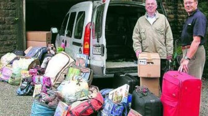 Mit viel Gepäck ging's heute Morgen nach Rumänien: Heinz-Peter Gerstenberg (links) und Dr. Dirk Heners werden die gesammelten Hilfsgüter am 13. Oktober höchstpersönlich an Bedürftige im einstigen Hermannstadt übergeben.
GEA-FOTO: VÖHRINGER