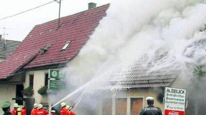 Dichter, weithin sichtbarer Qualm stand beim Brand der Gaststätte »Albblick« über Stockach.
GEA-FOTO: MEYER Dichter, weithin sichtbarer Qualm stand beim Brand der Gaststätte »Albblick« über Stockach.
GEA-FOTO: MEYER