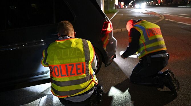 Polizisten kontrollieren am sogenannten »Car-Freitag« einen getunten Wagen.