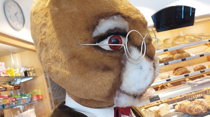 Osterhase Seppi hat den Verkaufsraum im Blick. Die große Figur ist der Hingucker in der Bäckerei Haug in Genkingen.