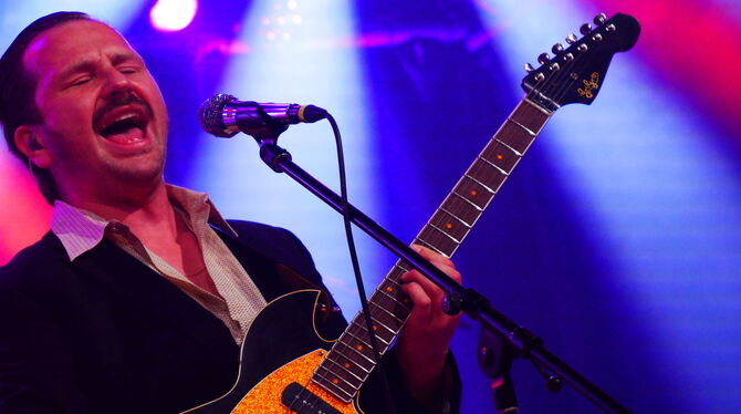 Ein Mann, ein Hemd, ein Bart, eine Gitarre: Gringo Meyer im franz. K.