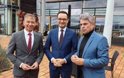 Die beiden FDP-Politiker Pascal Kober (links) und Benjamin Strasser (Mitte) zusammen mit Moderator Rainer Knauer.  FOTO: RAHMIG