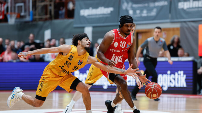 2024, 26. Spieltag, Abstiegskampf, BBL, Basketball, Basketballbundesliga, Baskets, DBB, Hauptrunde, Rueckrunde, Saison 2023, Tig Tübingens Spielmacher Jhivvan Jackson (links) hat gegen Darius Perry von den Würzburg Baskets das Nachsehen.