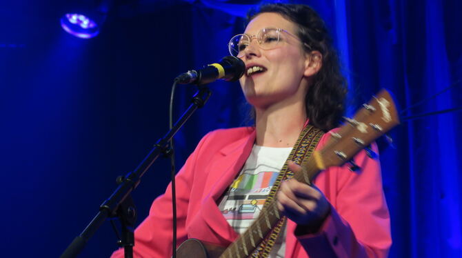 rosa stecher rosa von rauschen represent festival franz.k foto akr Quirliger Pop mit gewitzten Texten: Rosa Stecher von der Gruppe Rosa von Rauschen.