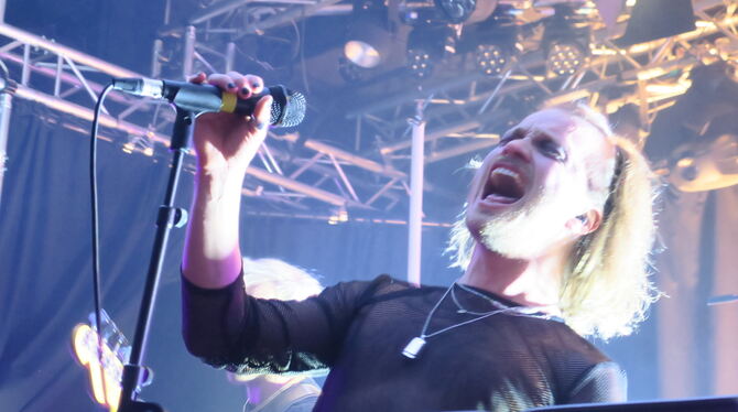 benjamin frenzel yeast machine rock represent festival franz.k foto akr Schneidende Vocals im dunklen franz.K: Sänger Benjamin Frenzel von Yeast Machine.