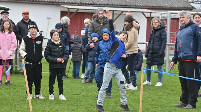 Achtung, tief fliegende Ostereier. In Mähringen wird jedes Jahr um die Wette weit geworfen. GEA-FOTO: MEYER