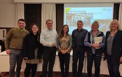 Gruppenfoto des Abschlussworkshops zum LandMobil-Projekt: Hans-Peter Engelhart, Rebecca Hummel (von links, beide Stadt Münsingen