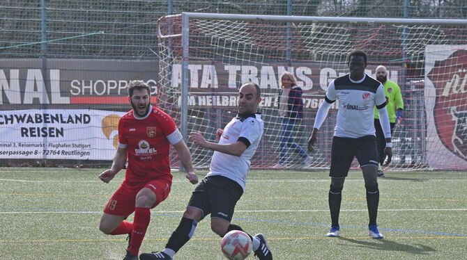 Der Bezirksliga-Top-Torjäger zeigt sich auch beim 4:0-Erfolg gegen die TuS Metzingen treffsicher: TSV Hirschaus Cihan Canpolat (