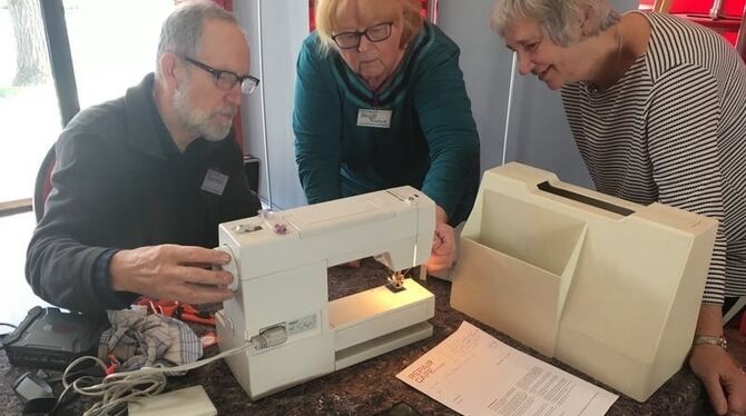 Im Repair Café Metzingen wird eine Nähmaschine repariert.