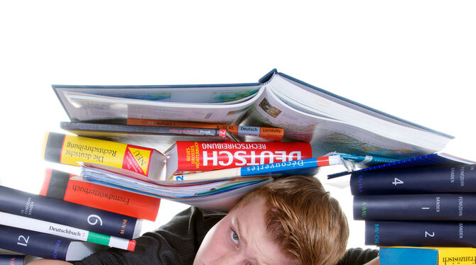 Viele Schülerinnen und Schüler werden von der Last des Schulstoffs erdrückt, Eltern beklagen sich über Bulimielernen und fehlen Viele Schülerinnen und Schüler werden von der Last des Schulstoffs erdrückt, Eltern beklagen sich über Bulimielernen und fehlen