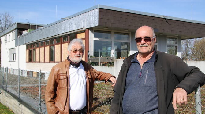 Spanplatten statt Fenster: Lothar Schefenacker (links) und Ulrich Sensbach vom Vorstandsteam des TSV Riederich freuen sich, dass