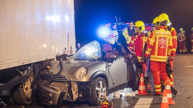 72555 Metzingen, Deutschland, 2023, Unfall, Feuerwehr, Polizei, Rettungsdienst, Verletzt, Tödlich, b29, metzingen, lkw, lastwage Im vergangenen Jahr gab es in den Landkreisen Reutlingen, Tübingen, Zollernalb und Esslingen mehr tödliche Unfälle - so wie auf
