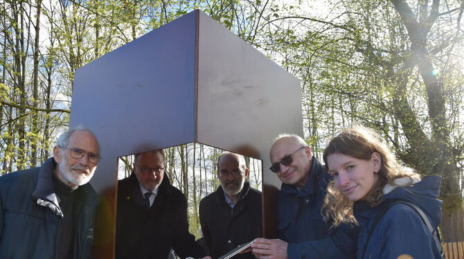 0404 Gedenkbuch Kusterdingen Wankheim jüdischer Friedhof Von links: Künstler Jochen Meyder, Landrat Joachim Walter, Kusterdingens Bürgermeister Jürgen Soltau, Kreisarchivar Wolfgang San