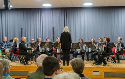 Das Akkordeon-Orchester des Pfullinger Albvereins präsentierte sich in der Mensa der Hauff-Realschule diesmal als Tanzorchester.