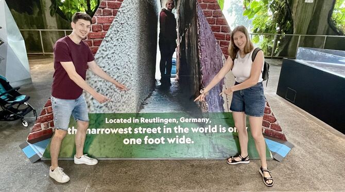 Reutlingen hat es mit der schmalsten Straße der Welt als Kuriosum bis nach Singapur geschafft. Lena und Paul Bauer haben das ent