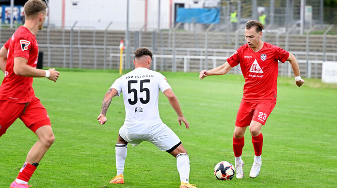 Fußball Oberliga SSV Reutlingen Mattia Trianni (rechts) ist vor dem Tor seit einiger Zeit glücklos. Das letzte Mal traf er im Hinspiel gegen den TSV Essingen.