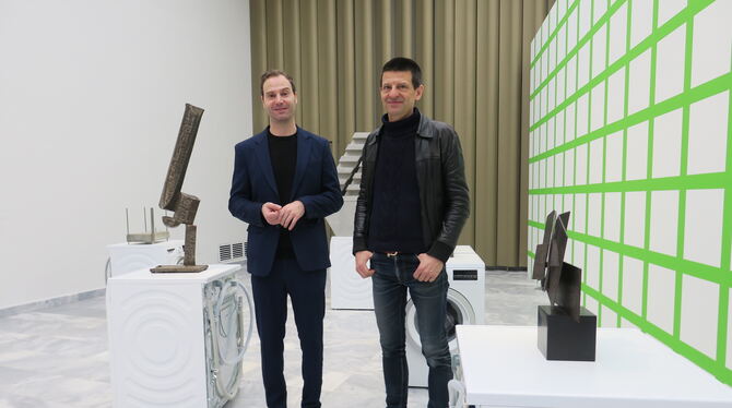 Waschmaschinen als Kunst-Untersatz: Kurator Hendrik Bündge (links) und Florian Slotawa in einem Raum der Schau "Stuttgart sichte